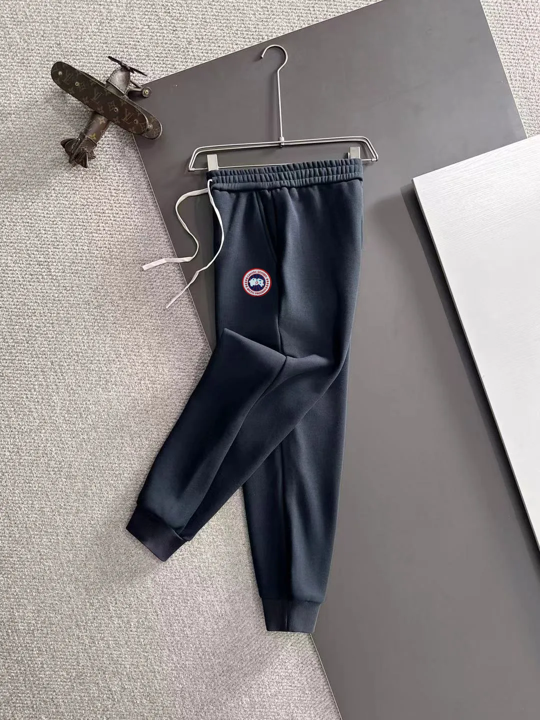 Next day shipment P360 Big Goose 2025 new winter elastic band casual pants, thick velvet counter-customized fabric, high breathability and comfort, impeccable details, brand element design concept, reflecting high quality. It feels delicate and soft! It presents a casual cut and the upper body shape is great! Size: M-4XL